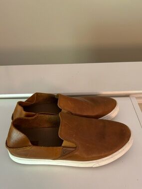OluKai Pehuea Womens 9 Brown Slip-On Leather Convertible Sneaker Shoes Preppy